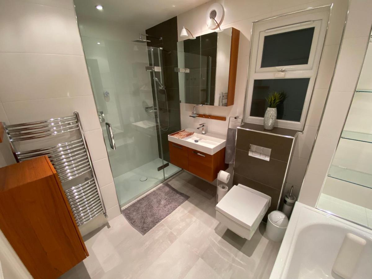 Private Rooms In Excellent Family House ,Zone 2 London Exterior photo