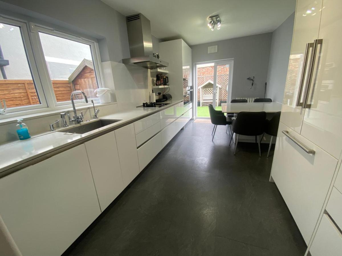 Private Rooms In Excellent Family House ,Zone 2 London Exterior photo