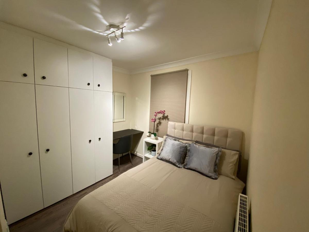 Private Rooms In Excellent Family House ,Zone 2 London Exterior photo