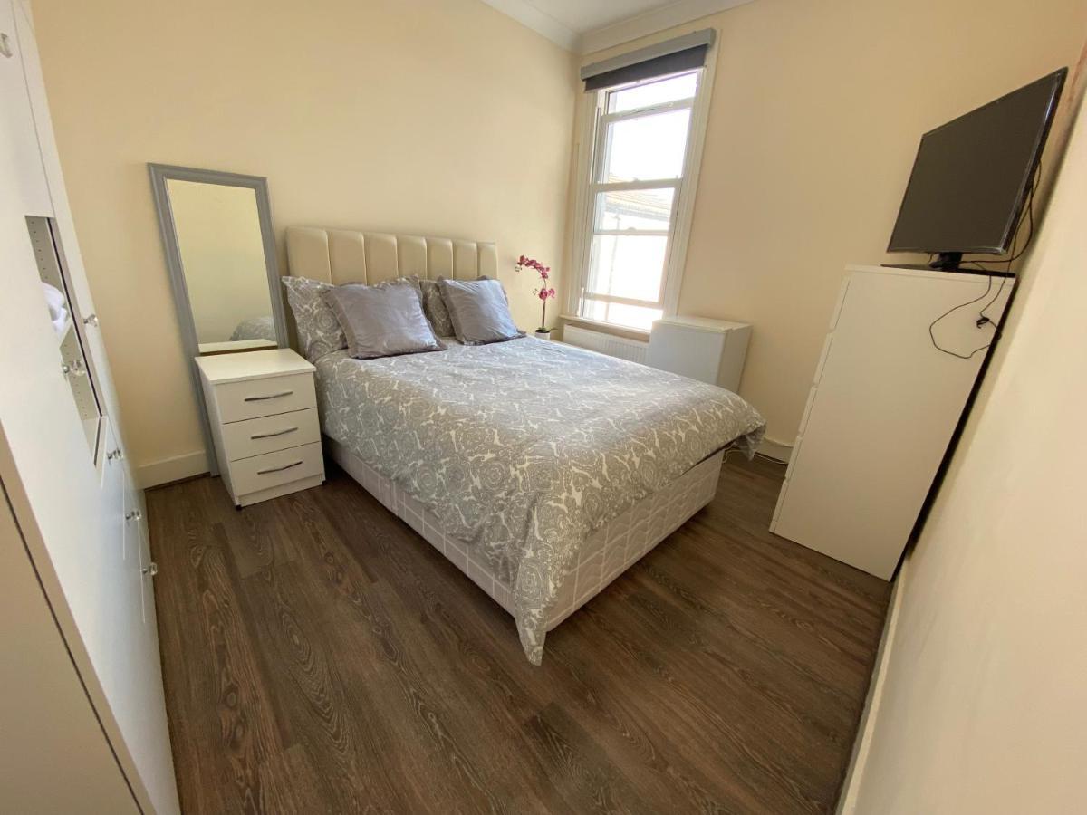 Private Rooms In Excellent Family House ,Zone 2 London Exterior photo